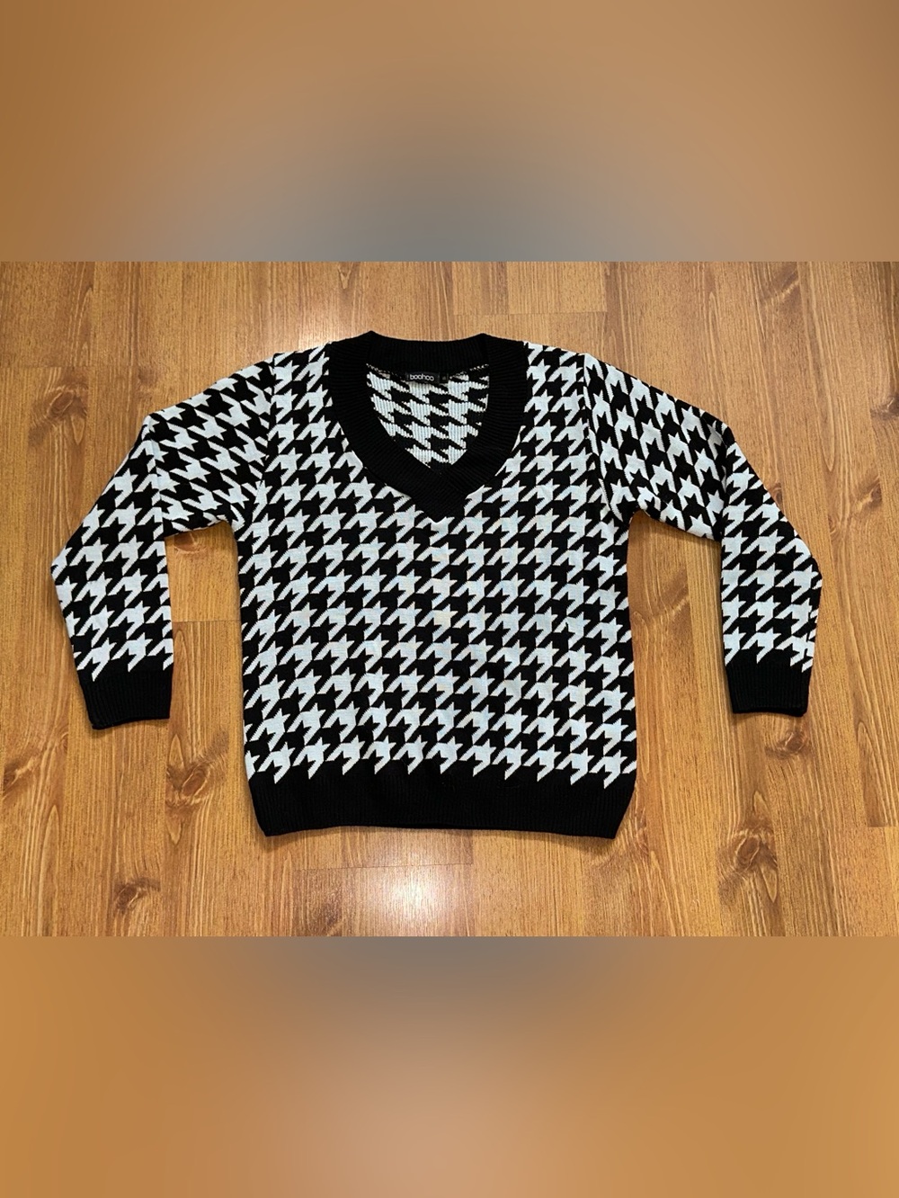 Boohoo Black and White Houndstooth Pattern  V‑Neck Pullover Sweater Small